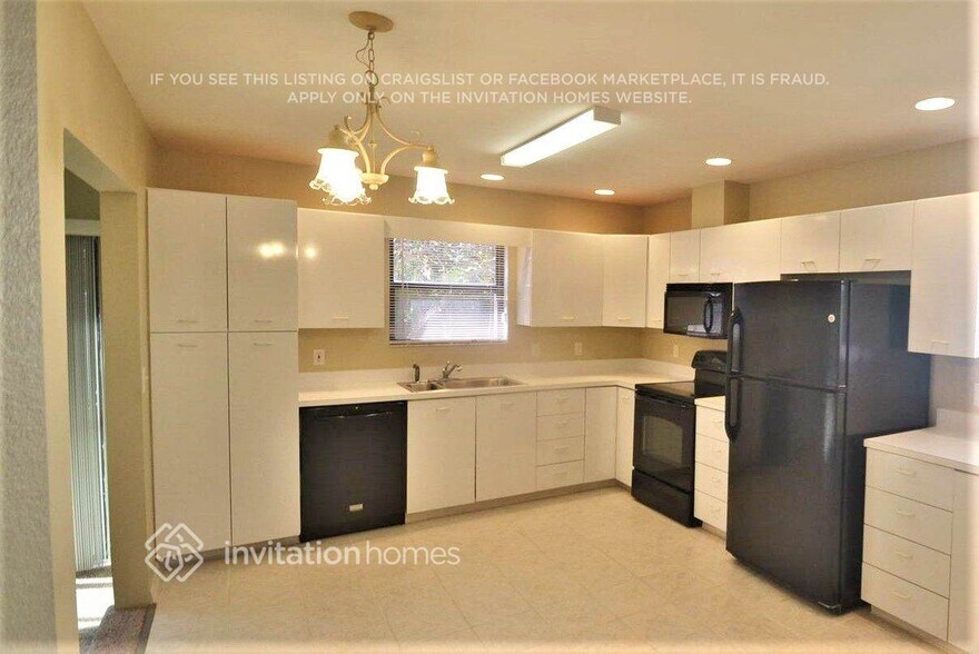 Building Photo - 653 Middlebury Loop