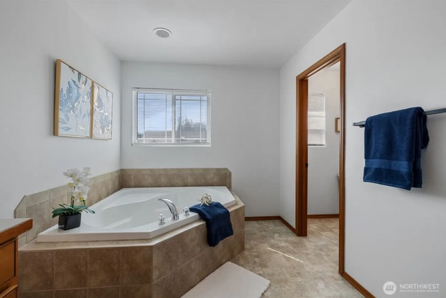 Building Photo - 4 Bed + Bonus Room, 2.5 Bath Home in Coyote Ridge w/ Park Access & Garage!