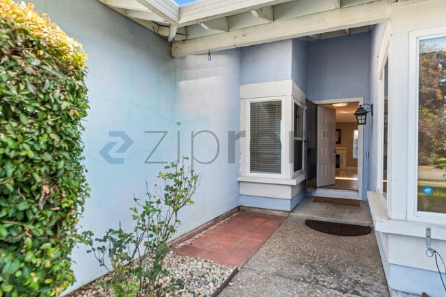 Building Photo - 33739 Slender Ct