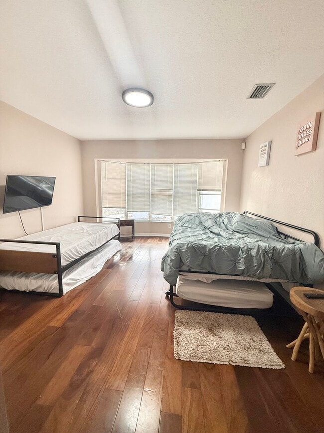 Building Photo - Stunning Furnished Pool him on Accessible Canal