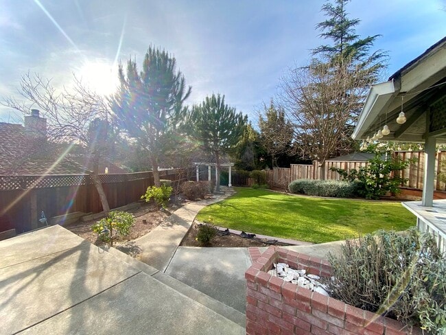 Building Photo - Spacious 5-bedroom Home Located in Niles Neighborhood of Fremont!