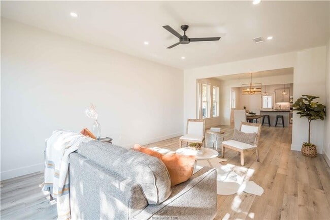 Building Photo - AUGUST 2026 PRE-LEASE!! Stunning Remodeled...