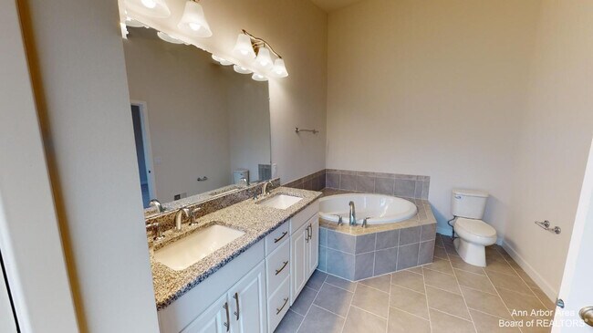 Building Photo - 2708 S Spurway Dr