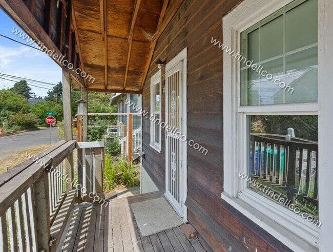 Building Photo - Pet Friendly 4 bedroom 2 bathroom home located blocks from University of Portland!