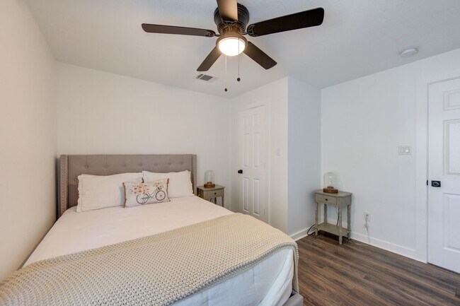 Building Photo - 5906 Hilary St