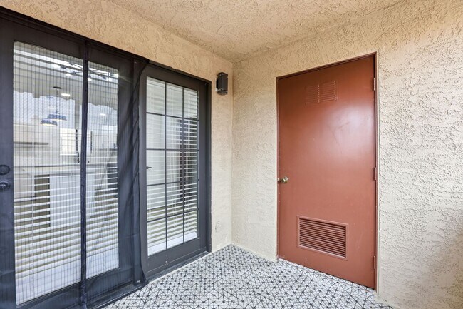 Building Photo - Beautiful 2 Bedroom Condo in China Town District