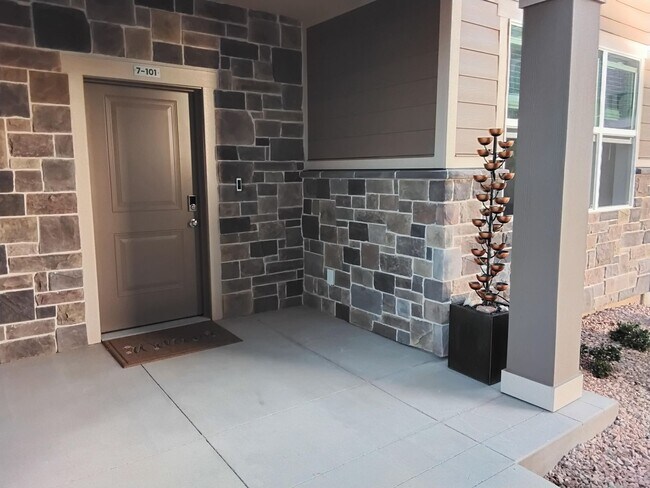 Building Photo - Desert Color-2 Bedroom Condo! Pet Friendly!