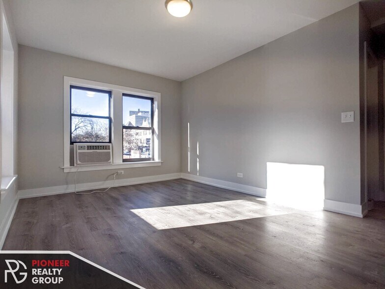 Building Photo - 709 W Brompton Ave