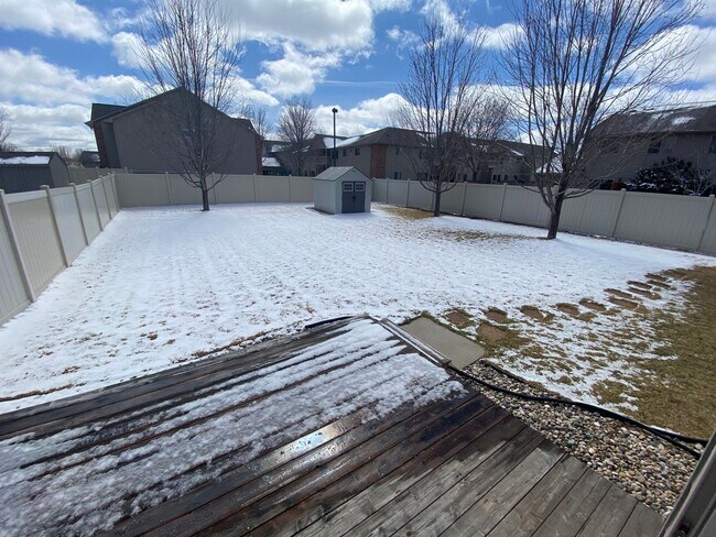 Building Photo - Large Ranch Style Twin Home For Rent