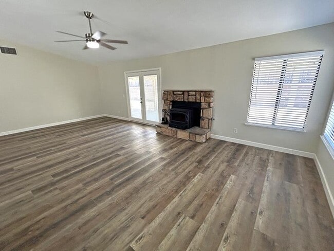 Building Photo - 13635 Elm St