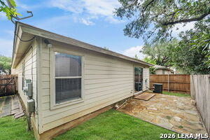 Building Photo - 323 Amberdale Oak