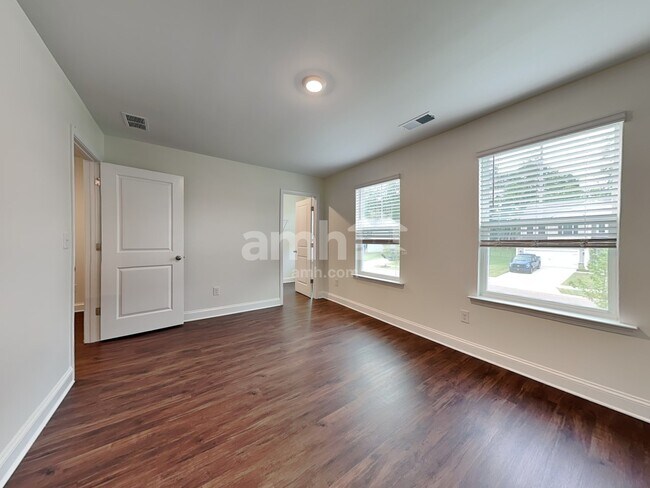 Building Photo - 605 Rivermist Dr