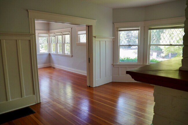 Building Photo - Charming Craftsman Style Home for Rent in ...