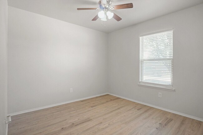 Building Photo - Beautiful Spacious Home