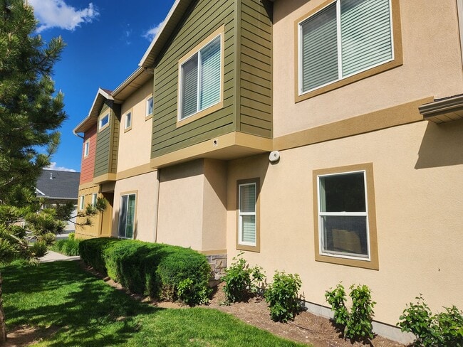 Building Photo - End Unit Townhome Available for Rent July 1st