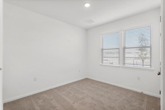 Building Photo - 1409 Alana Fls Ave