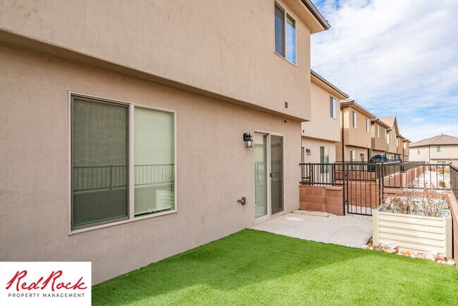 Building Photo - Adorable Stand Alone 4 Bedroom Corner Unit with Fully Fenced Backyard. Small Dogs Welcome.