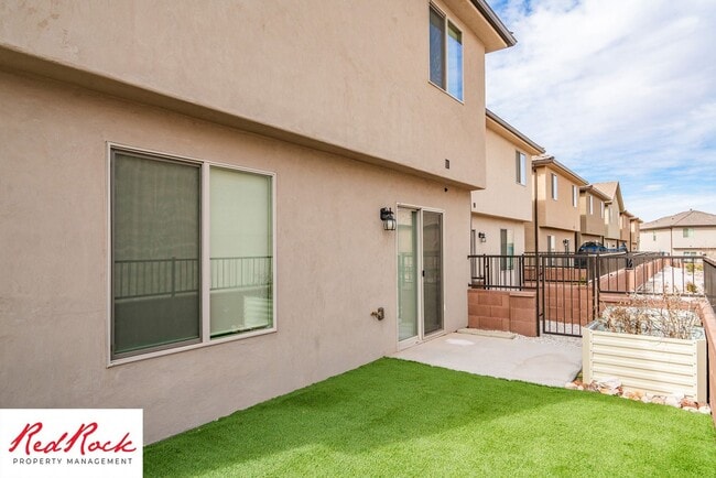 Building Photo - Private 4 Bedroom Corner Unit