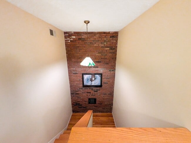 Building Photo - 6 Bancroft St