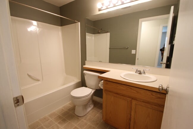 Second bath off of main hallway. - 9624 Spencer Ct