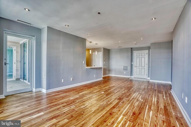 Building Photo - 100 Harborview Dr