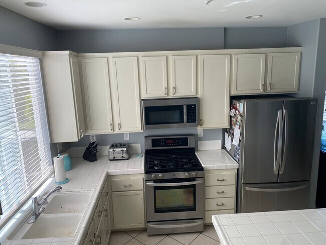 Building Photo - 3 BD/ 2.5 BA SHORT-TERM FURNISHED TOWNHOME...
