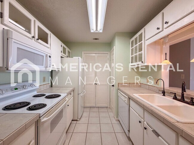 Building Photo - Inverness Area Living: Utilities Included plus Pool Access