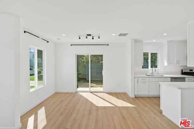 Building Photo - 7823 Kenyon Ave