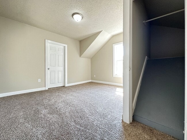 Building Photo - Updated 3 Bedroom 1,800 SQFT Home for Rent