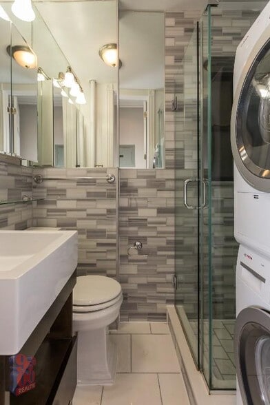 Building Photo - 209 E 25th St