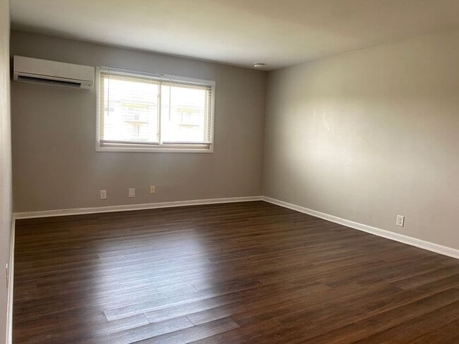Building Photo - Remodeled 1 Bedroom Apartment!!! Walk to t...