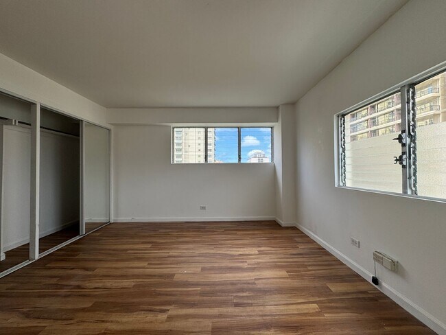 Building Photo - 2 Bed/1.5 Bath/1 Parking at Twin Towers in...