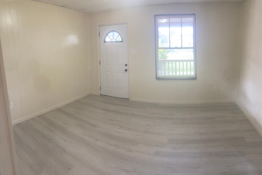 Living Room3 - 533 Jackson Ave