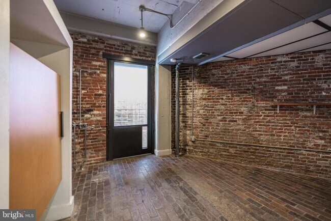 Building Photo - 144-50 W Laurel St