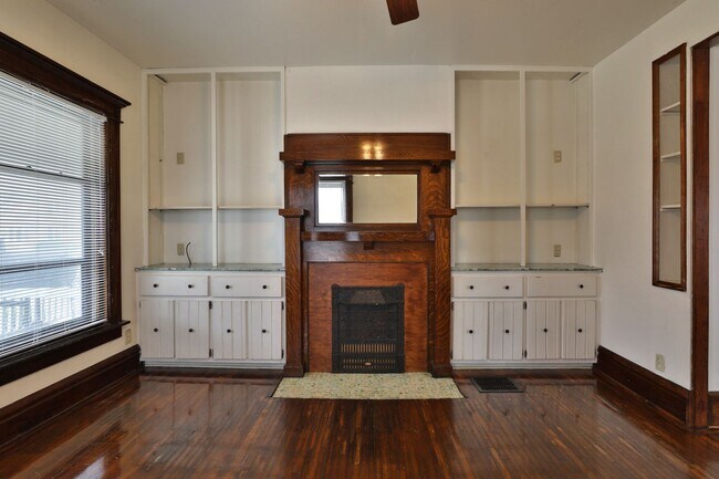 Building Photo - Large 4 Bedroom North Campus Townhouse - 1st house from High Street