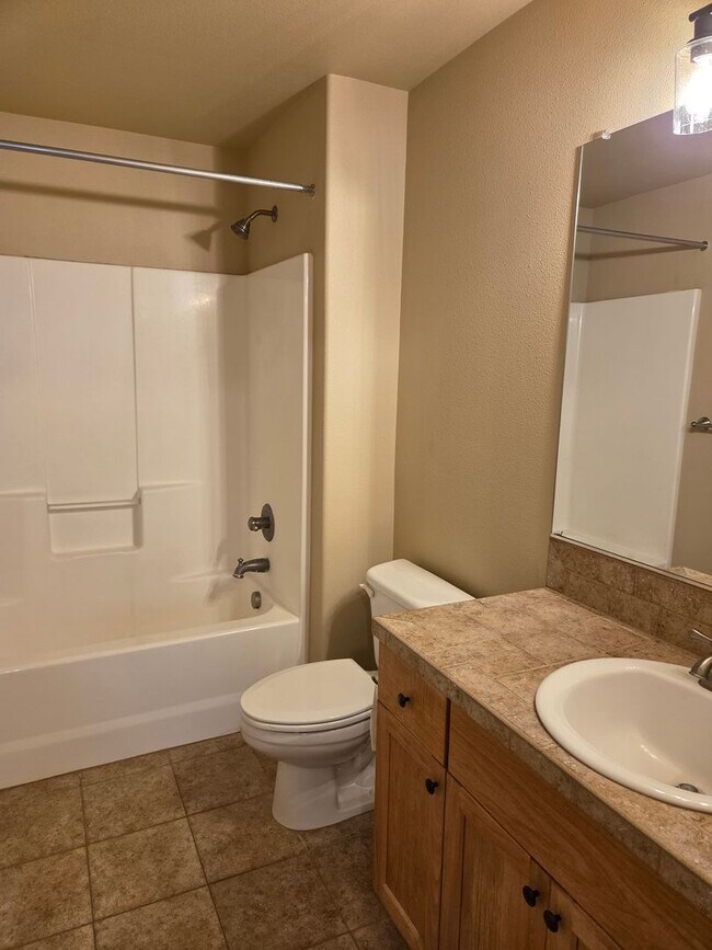 Building Photo - 2 story townhome close to trails!