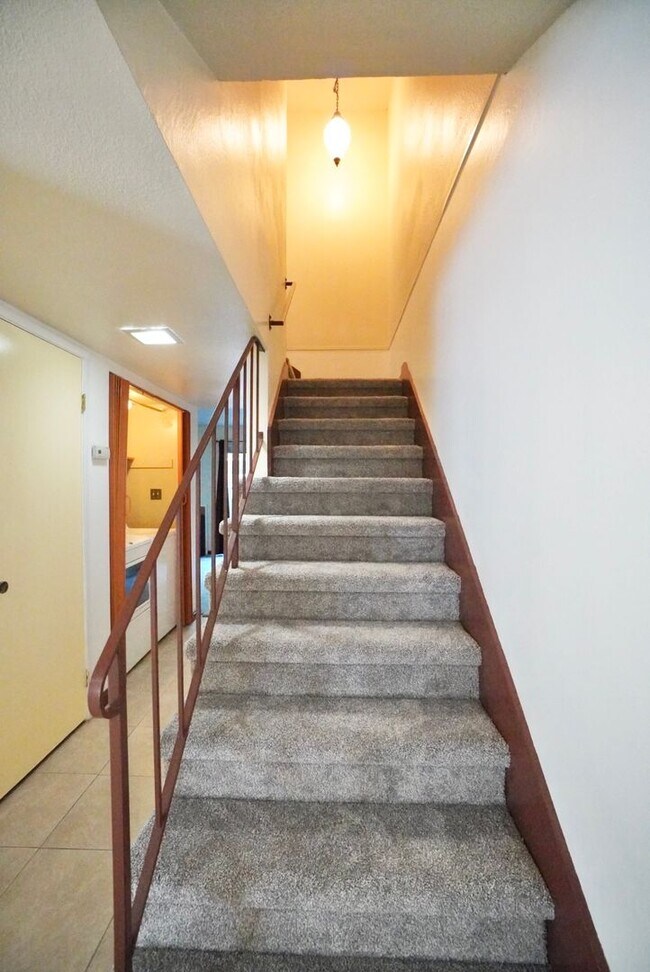 Building Photo - Charming 2-bedroom, 1.5-bathroom condo in ...