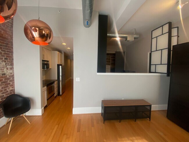 Building Photo - Open And Updated One Bedroom Apartment At ...