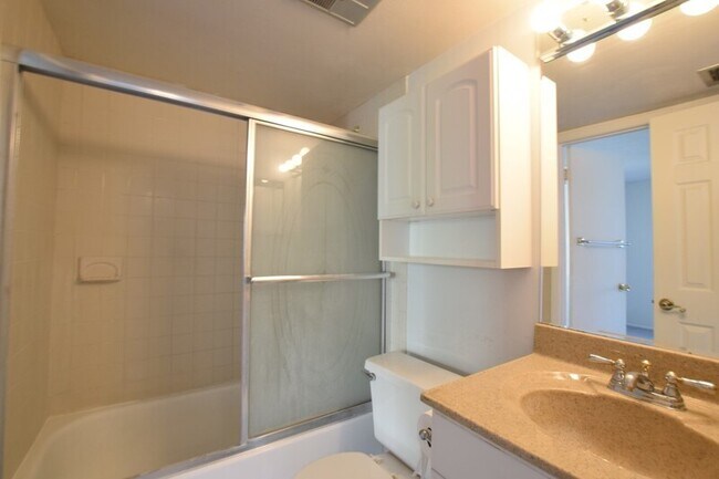 Building Photo - 576 Orange Dr