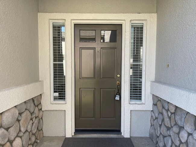 Building Photo - Spacious 4 Bedroom Townhouse Style Condo i...