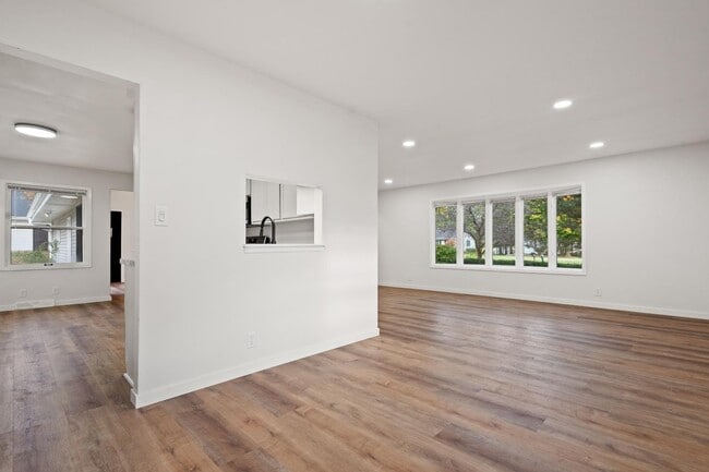 Building Photo - 2311 W Oakwood Rd