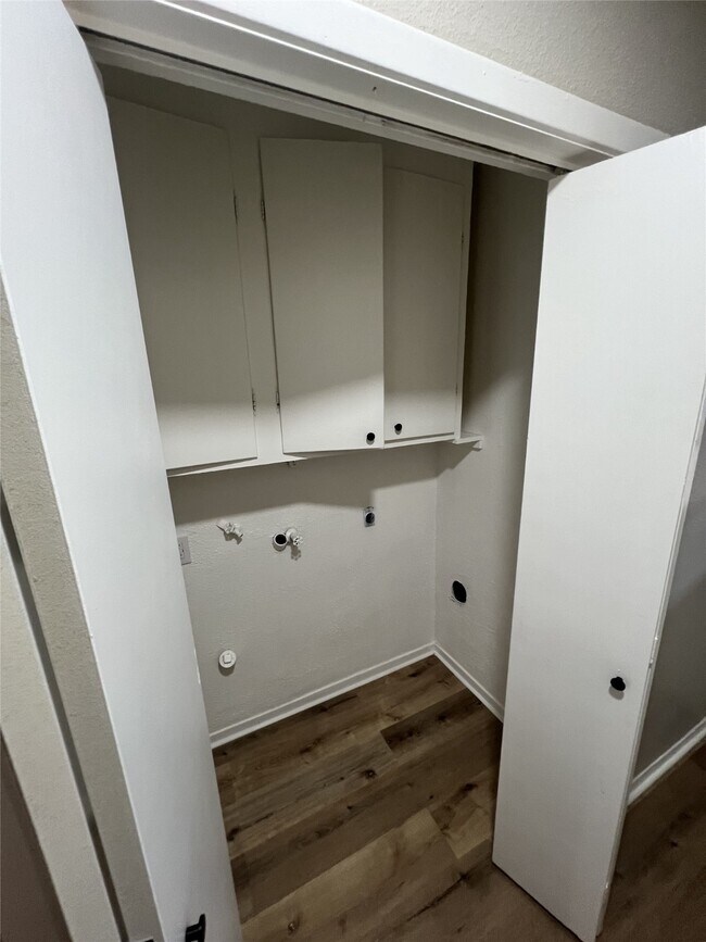 Building Photo - 1310 Town Cir