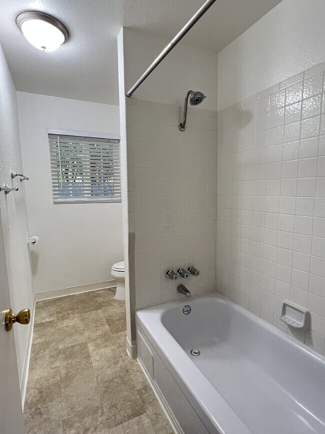 Building Photo - Charming Duplex Near Downtown Santa Rosa!