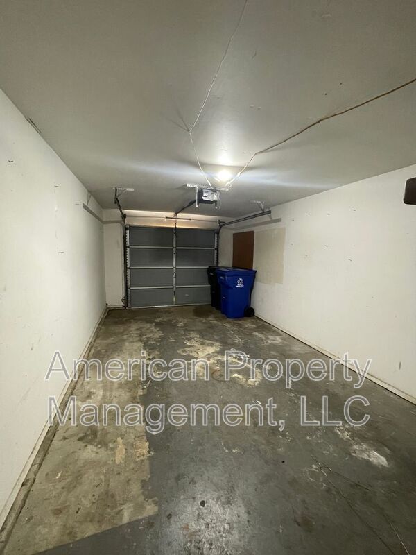 Building Photo - 4405 S Gum Ave