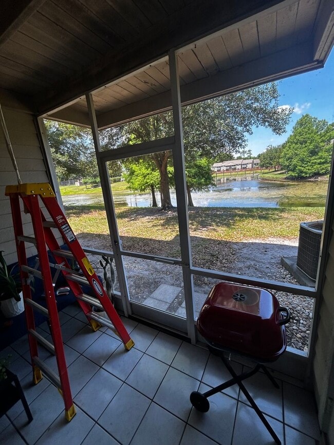 Building Photo - Beautiful 2/2 Condo Located in Hunters Res...