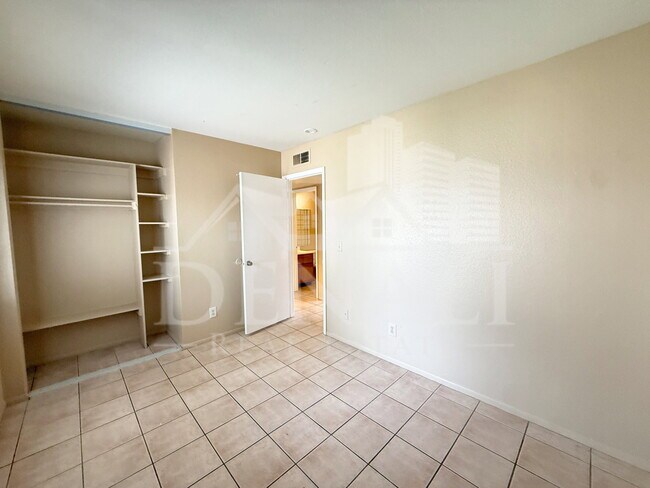 Building Photo - 1028 W Malibu Dr