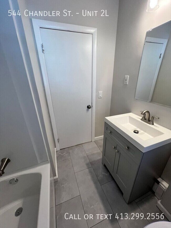 Building Photo - 544 Chandler St