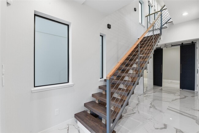 Building Photo - 529 Memorial Heights Dr