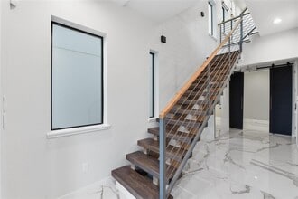 Building Photo - 529 Memorial Heights Dr