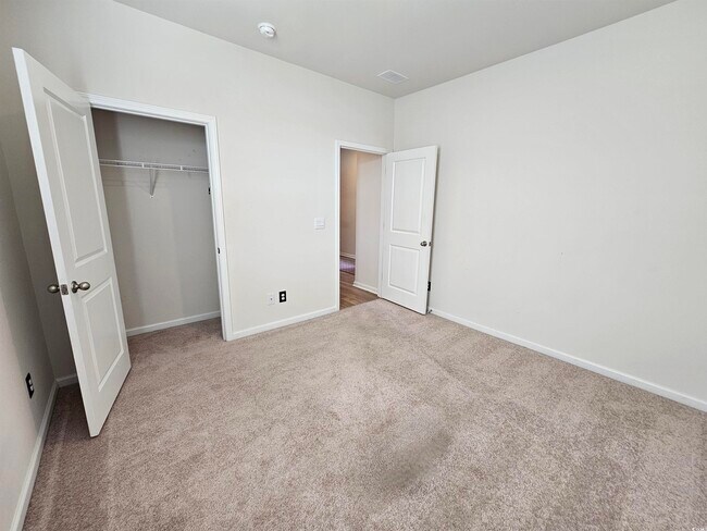 Building Photo - 3193 Bells Lk Cir